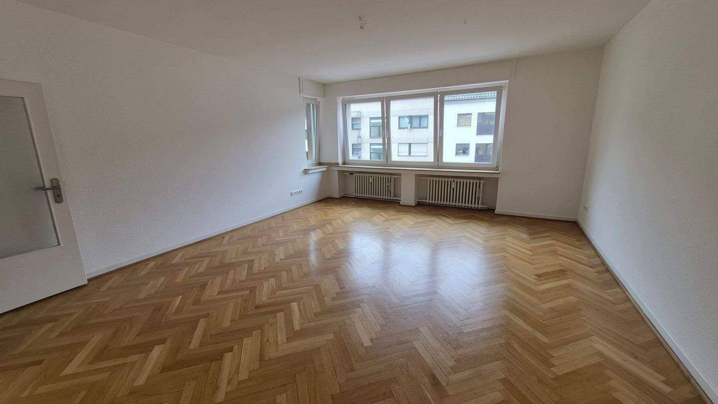 Top geschnittene und renovierte Altbauwohnung mit Flair und großer Terrasse. Nähe Tierpark ! Traumhafter Ausblick ins Wäldchen !