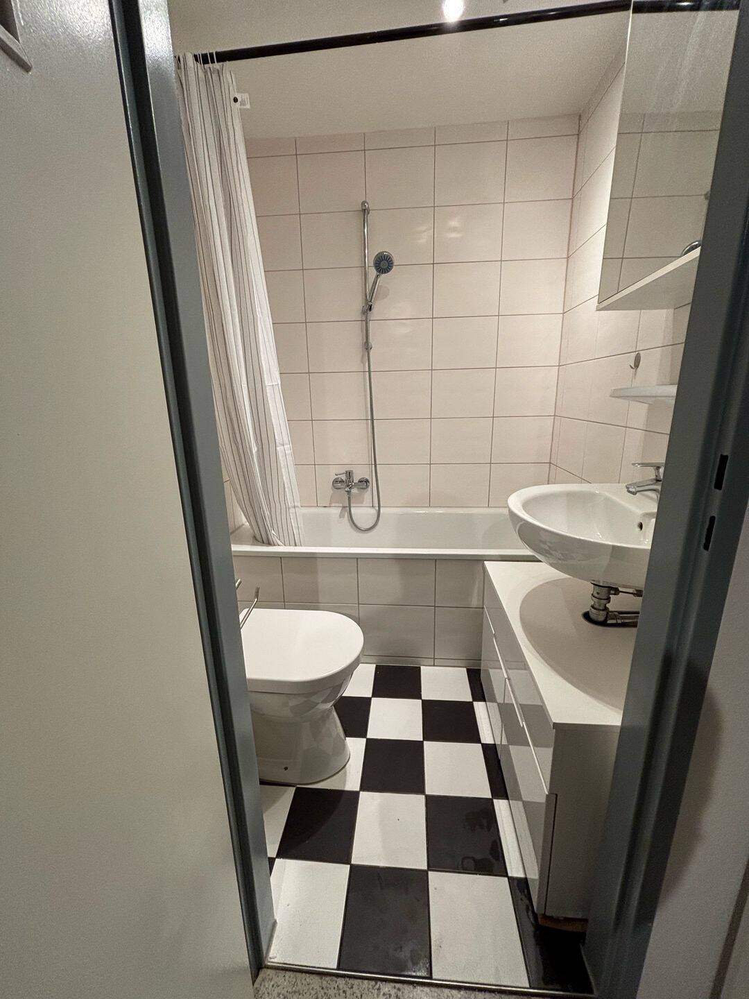 Möbliertes WG-Zimmer oder 2-Zimmer-Wohnung in Erlangen – ideal für Studierende! – Erlangen – Vorschaubild 4