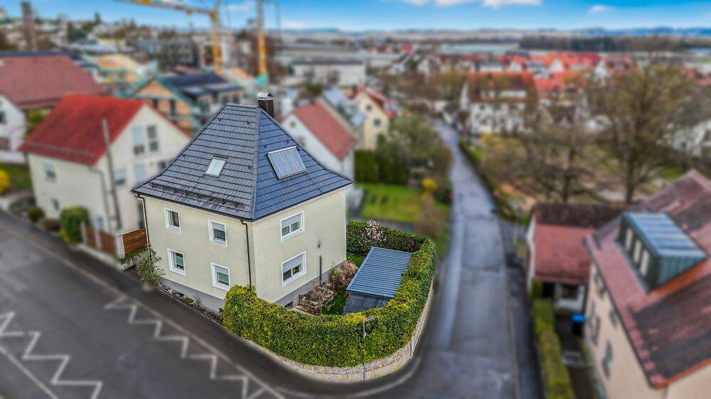 Wohnen mit Charme: Einfamilienhaus mit ausgebautem Dachgeschoss – Friedrichshafen – Bild 1 von 9