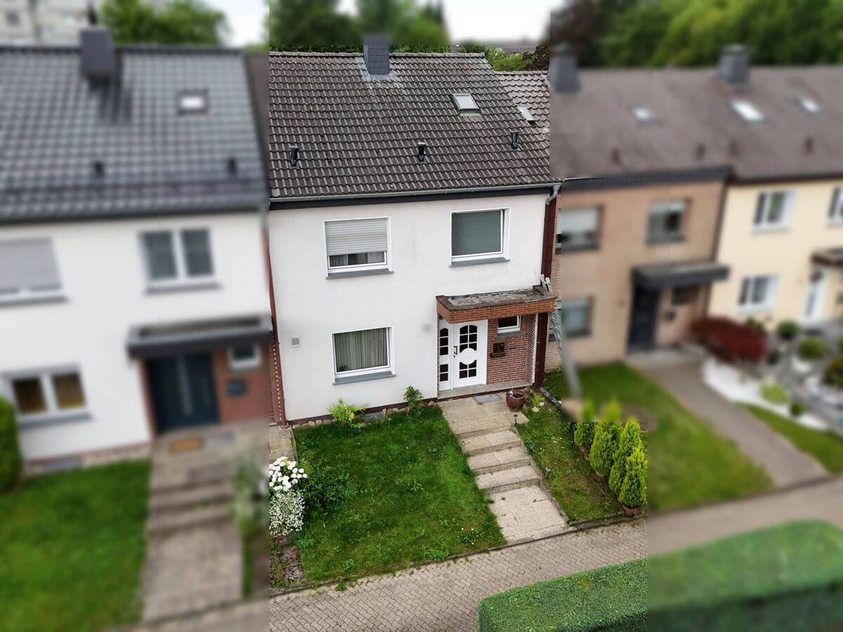 Sanierungsbedürftiges Reihenmittelhaus in ruhiger Kernstadtlage von Paderborn – 33100 Paderborn – Bild 1 von 9