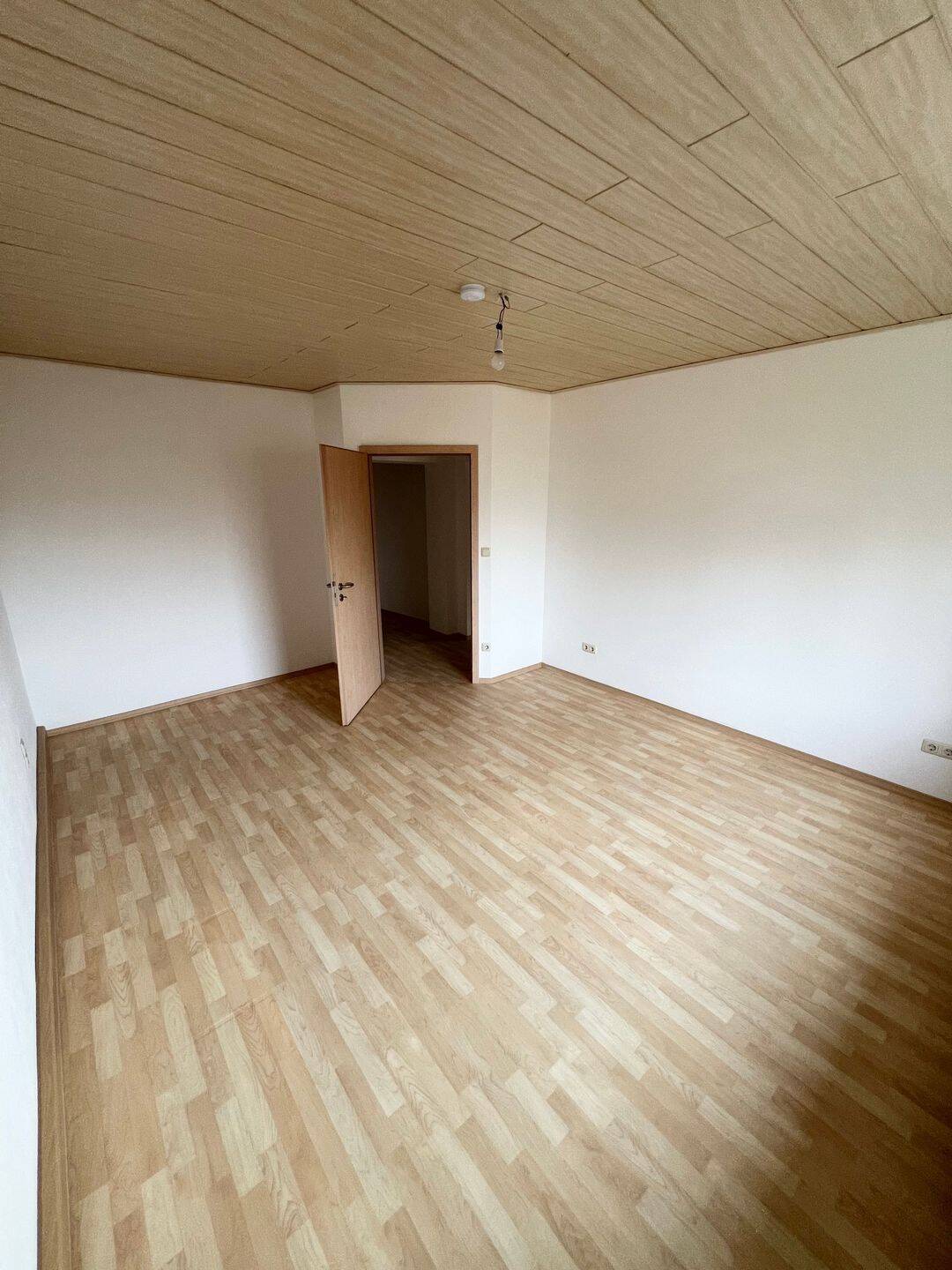Stilvolle 4-Zimmer-Wohnung mit Balkon – Schwandorf – Vorschaubild 5