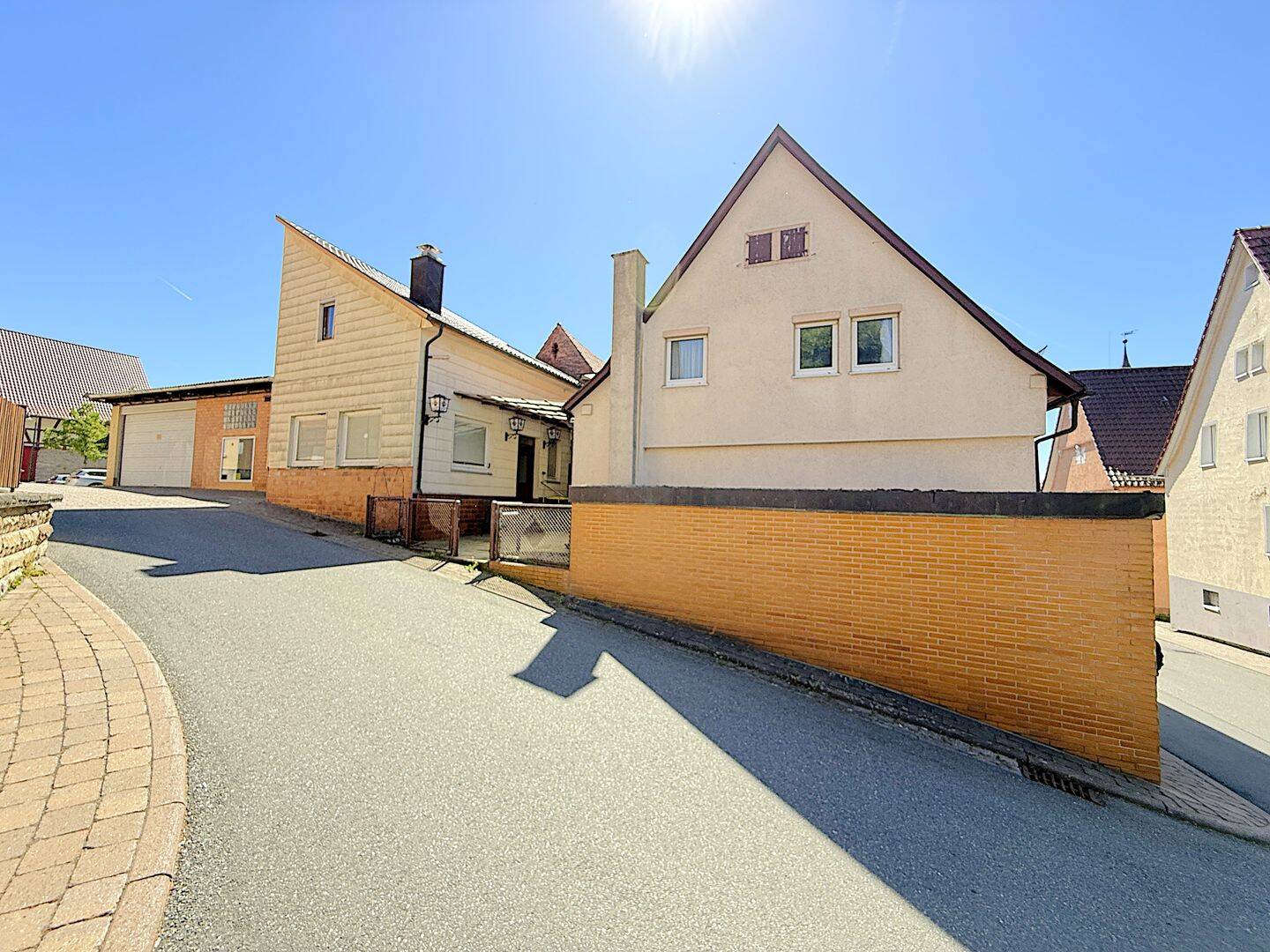 Ein-/Zweifamilienhaus mit qualitativer Halle / Werkstatt als Gewerbemöglichkeit in Hüffenhardt