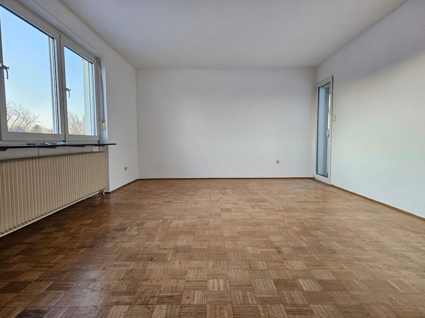 N- Nähe Südklinikum, gut geschnittene, helle 4-Zimmerwohnung mit Tageslichtbad, Gäste WC, Abstellraum und Garage – Nürnberg – Vorschaubild 4