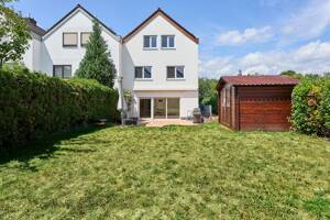 SPACIOUS AND ONLY 13 MINUTES TO CLAY! High-quality corner townhouse with garden, whirlpool, & garage