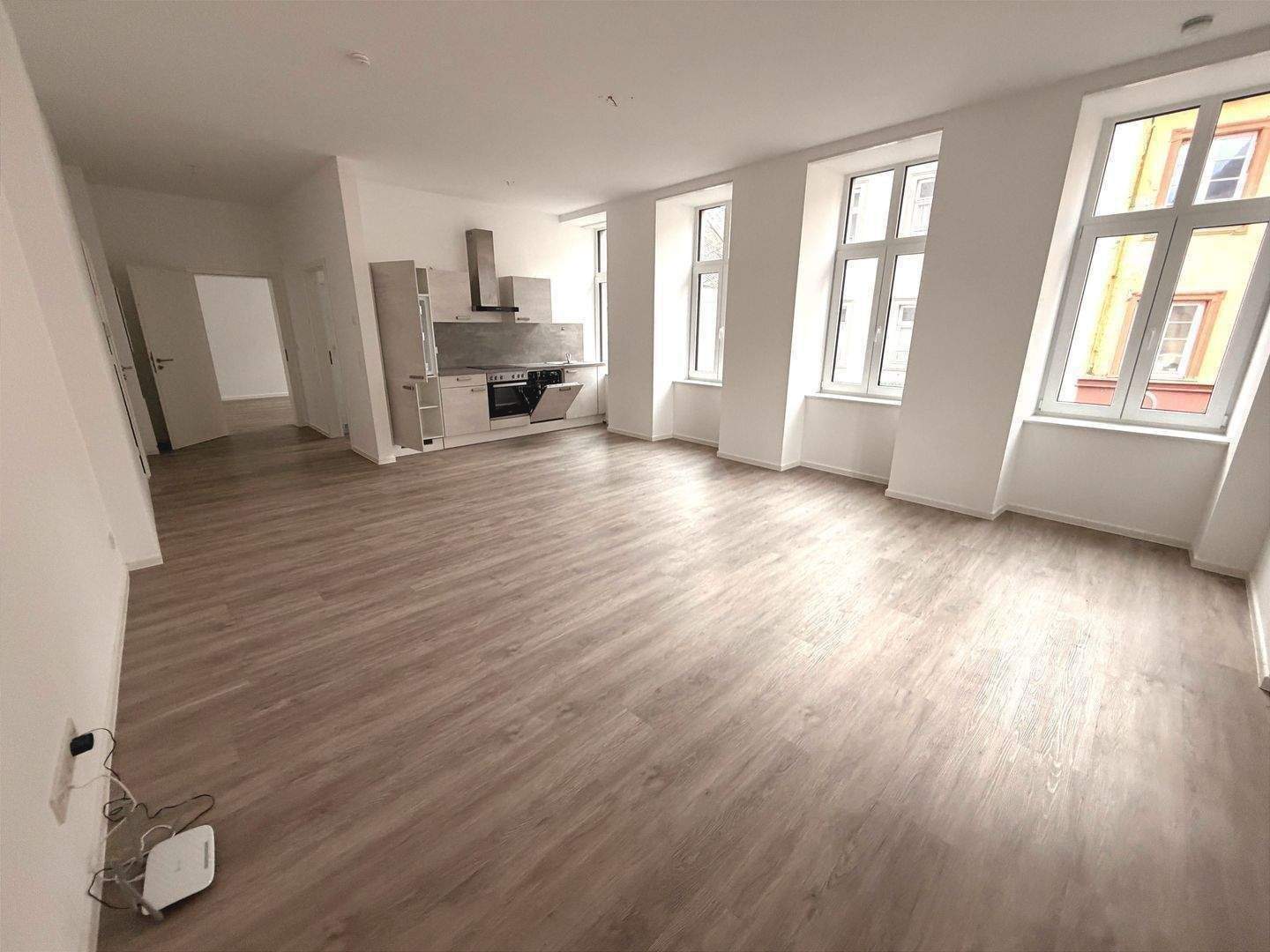 Frei ab sofort / 1. Obergeschoss / 2-Zimmer-Wohnung mit Einbauküche / Aufzug / Fußbodenheizung / ohne Balkon – Trier – Vorschaubild 4