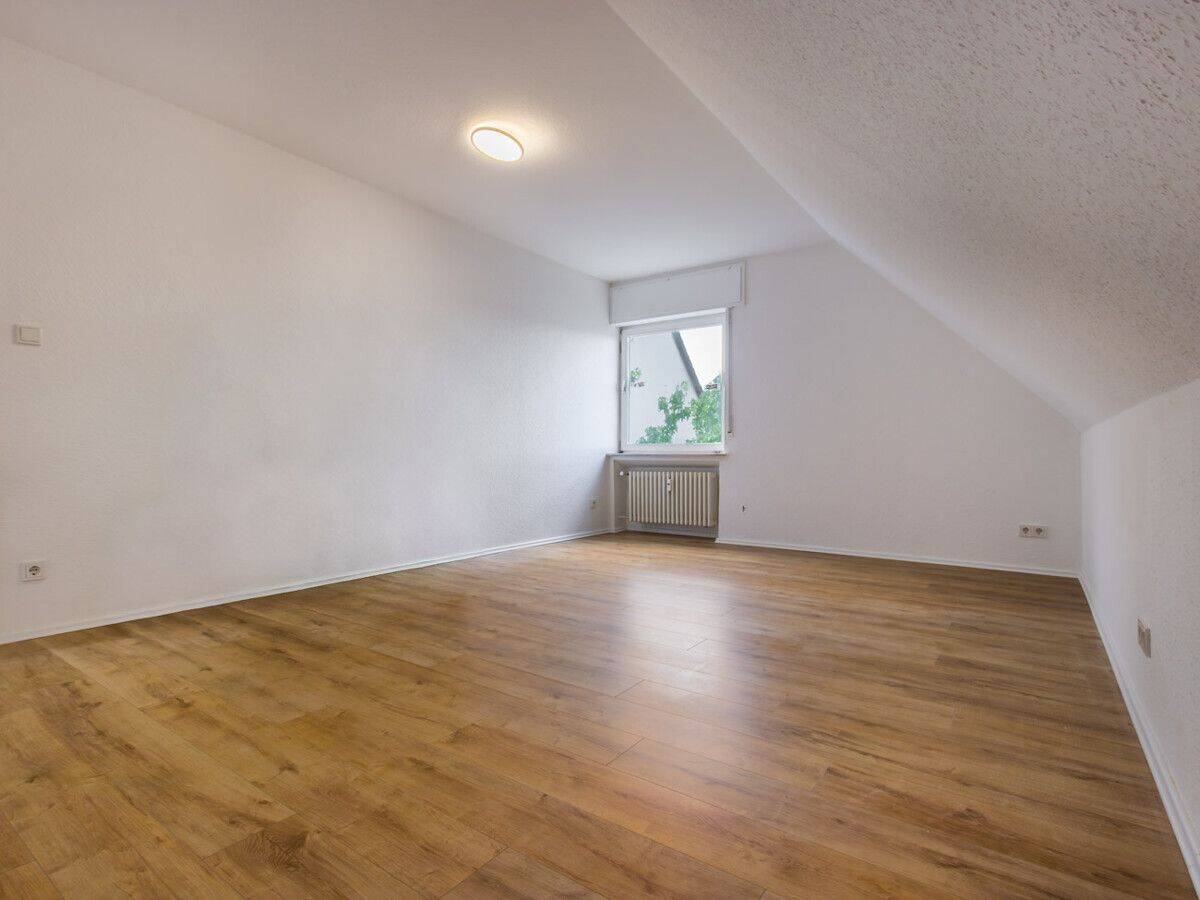 MODERNISIERTE 2,5-ZIM-WOHNUNG MIT NEUER EINBAUKÜCHE, GEMEINSCHAFTSGARTEN, STELLPLATZ (KEIN BALKON) – Büren – Vorschaubild 4