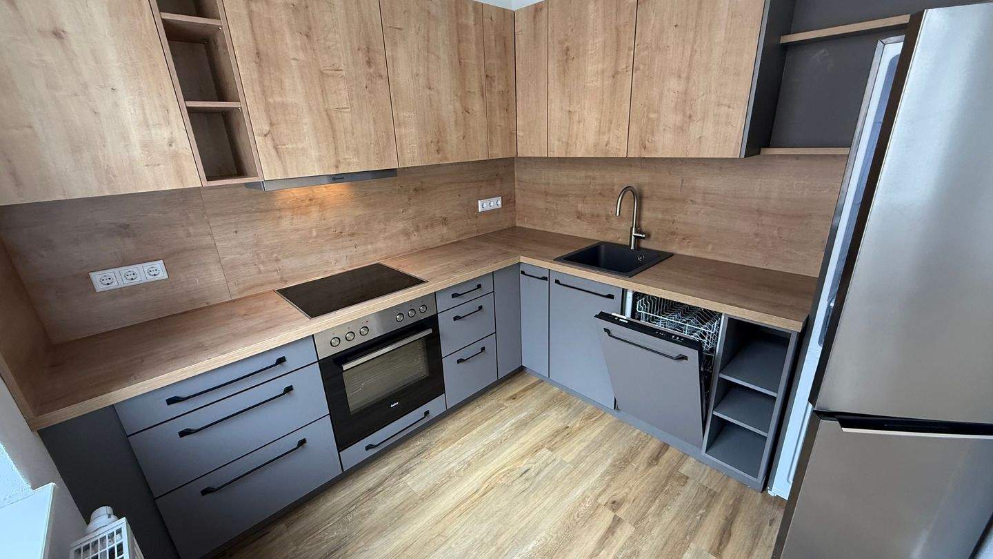 EBK *** 1. OG - Balkon* moderne Fliesen* tolles Laminat* Citynah !