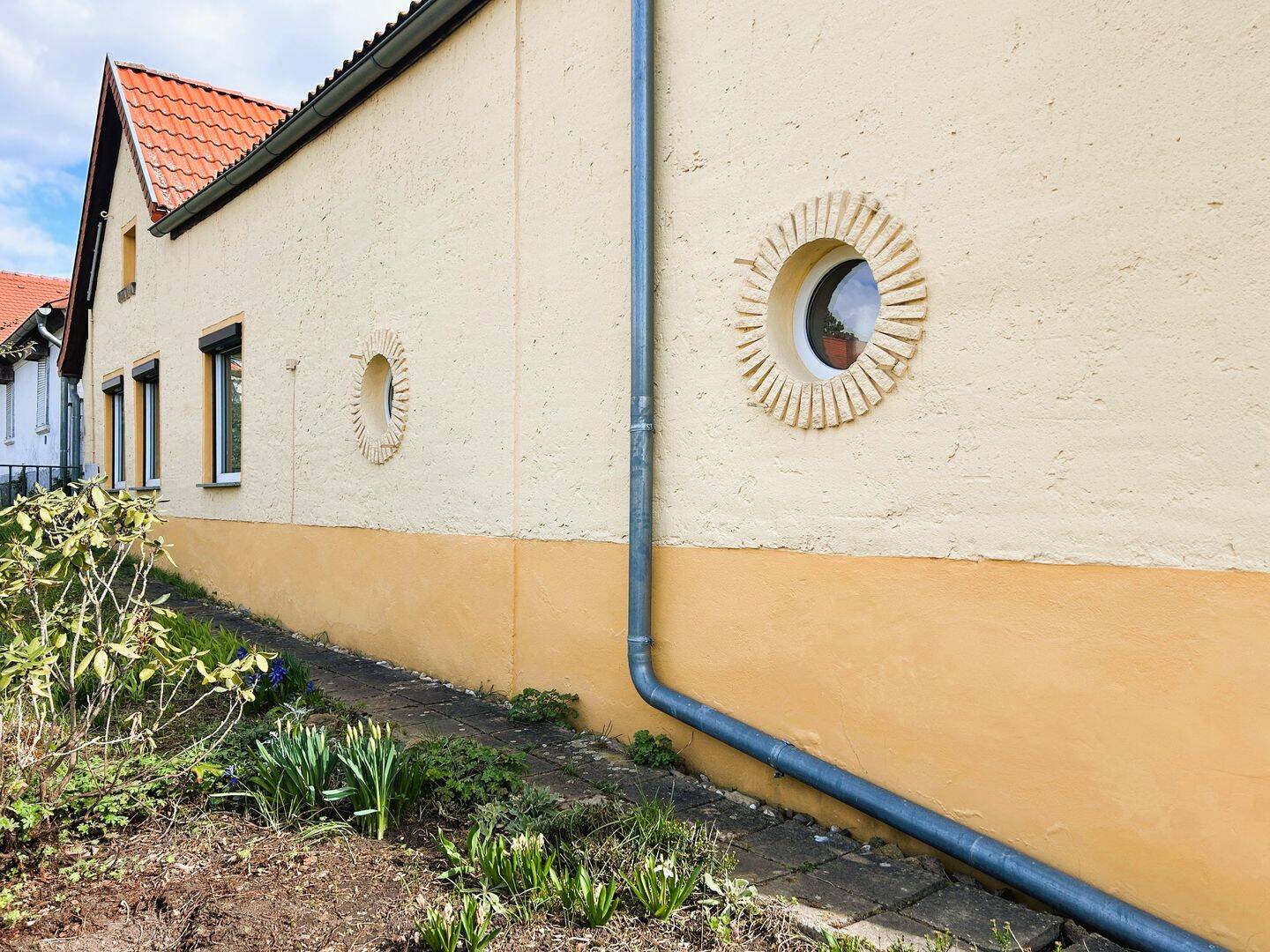 Charmantes Einfamilienhaus mit rustikalem Flair, Gartenidylle und viel Gestaltungspotenzial in Wettin-Löbejün! – Wettin-Löbejün – Vorschaubild 2