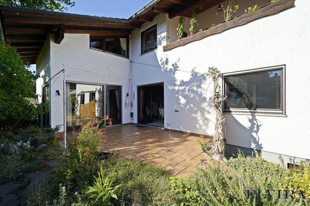 ELVIRA - Feldkirchen-Westerham, großzügiges Zweifamilienhaus auf schönem Grundstück in ruhiger Lage – Feldkirchen-Westerham – Bild 1 von 9