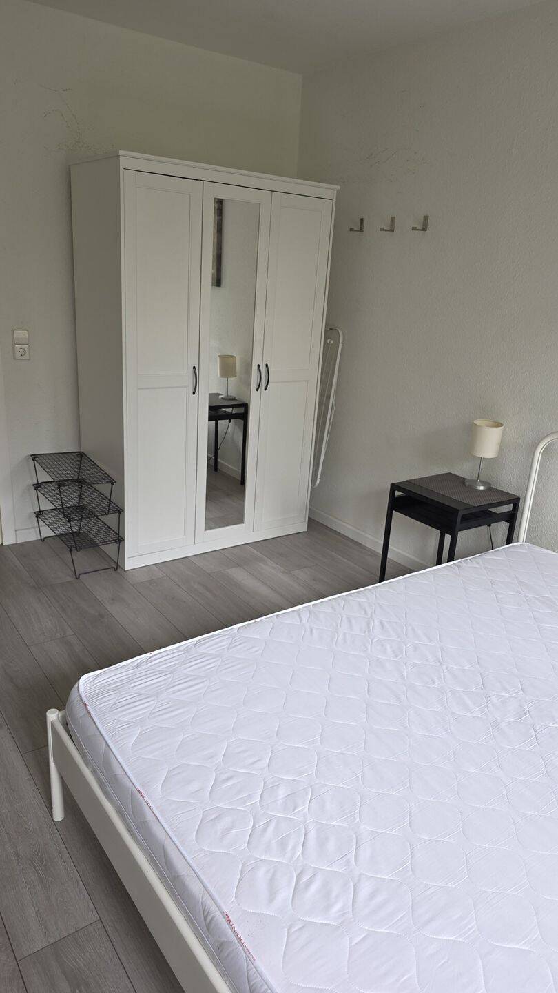 Etagenwohnung mit möblierten WG- Zimmer gemeinsame EB-Küche und Badezimmer, sofort bezugsfrei! – Stuttgart – Vorschaubild 4