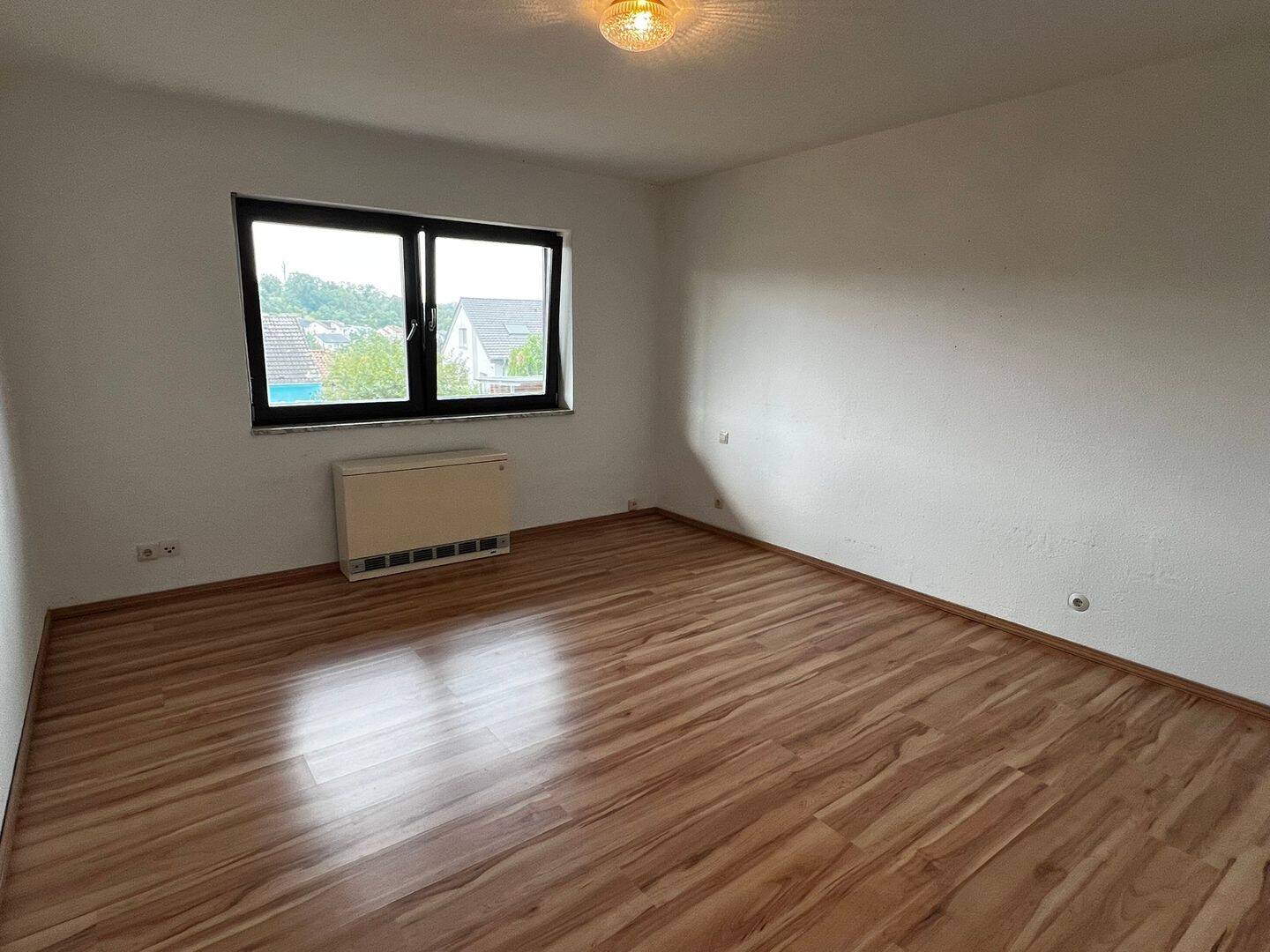 Einfamilienhaus mit Einliegerwohnung und Traumaussicht, Garten und Garage zu verkaufen! – Königsbach-Stein – Vorschaubild 4