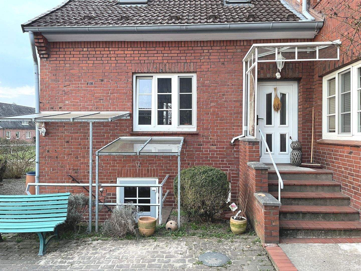 Vermietung einer 3 Zimmer Wohnung im Gutshaus-Anbau, EG und DG, ca. 82,2 m² Wohn- und Nutzfläche mit West- Balkon in 21129 Hamburg-Francop – Hamburg – Bild 1 von 9