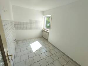 Frisch renovierte, bezugsfreie 3,5-Zimmer-Wohnung mit Balkon und Stellplatz – 91056 Erlangen – Vorschaubild 4