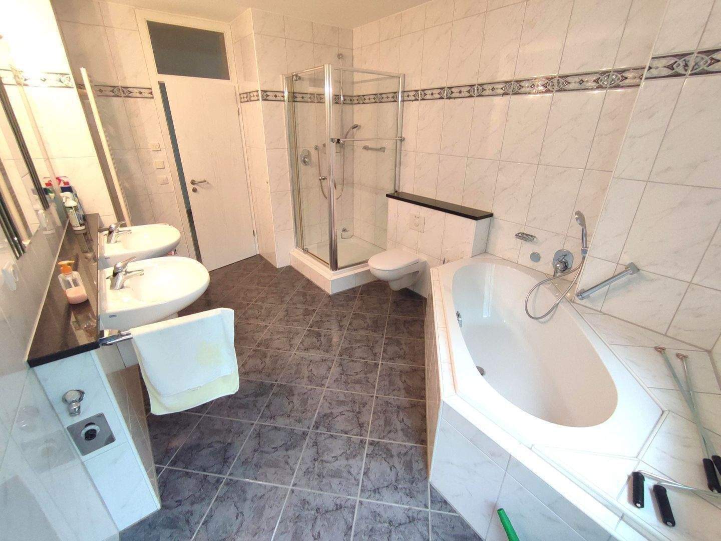 Attraktive, modern ausgestattete 3-Zimmer-Wohnung mit Aufzug und idyllischem Grünblick. – Fürth – Vorschaubild 7