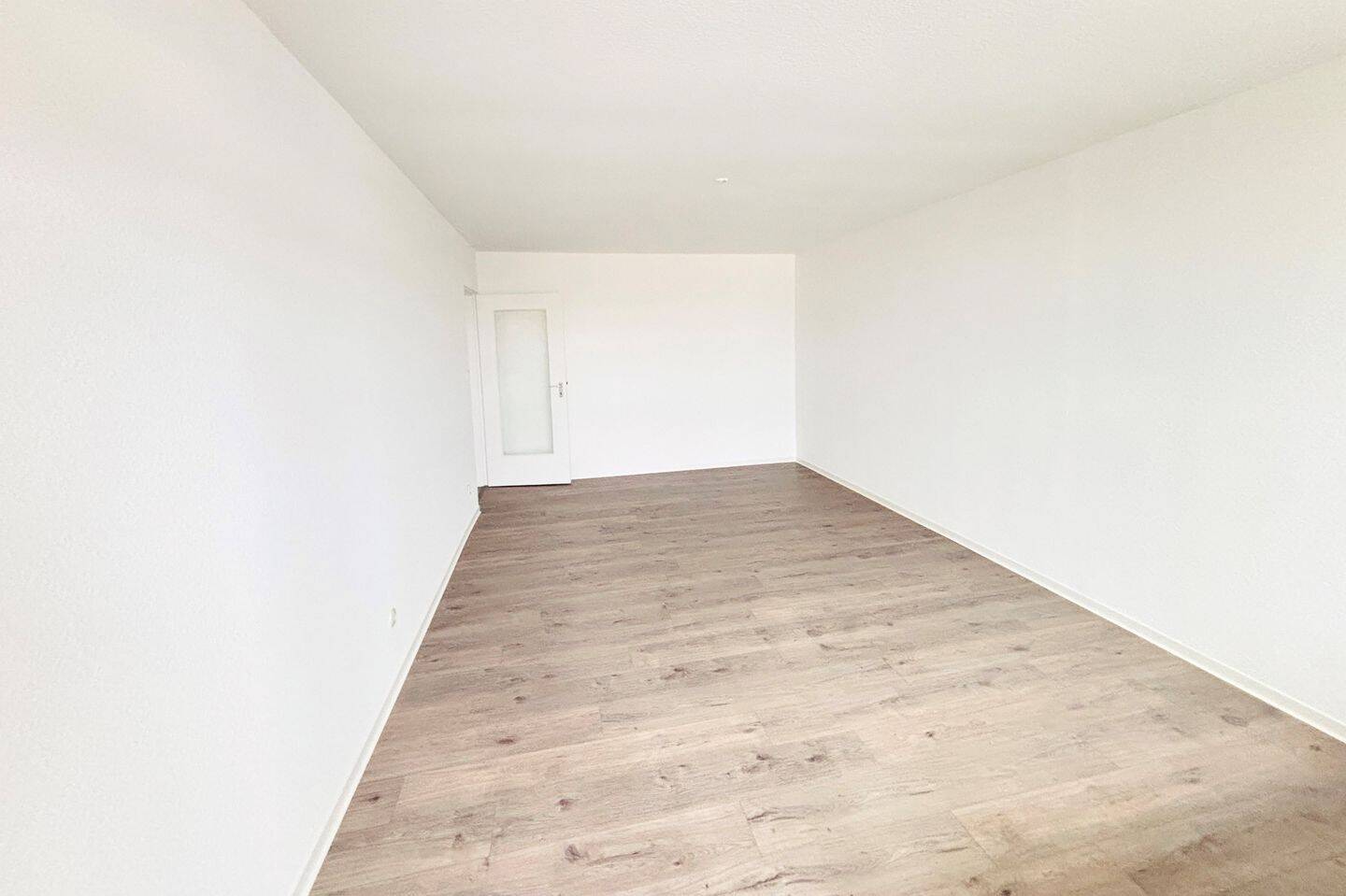 Traumhafter Ausblick! Sofort freie 2-Zimmer-ETW im 15. OG mit verglastem Balkon und Außenstellplatz – Stuttgart – Vorschaubild 5
