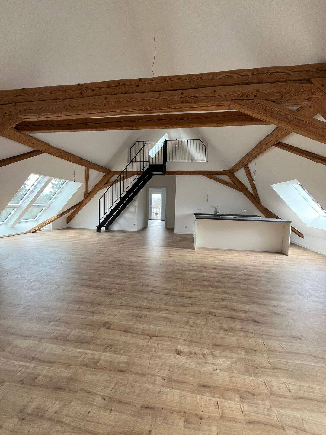 Einzigartiger Charme! Attraktive 2,5-Zimmer-Dachgeschossmietwohnung mit offener Galerie