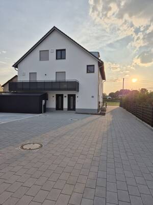 *NEUBAU / ERSTBEZUG* moderne Split-Level-Wohnung mit 85qm Gartenanteil zur Miete – 80995 München – Vorschaubild 2