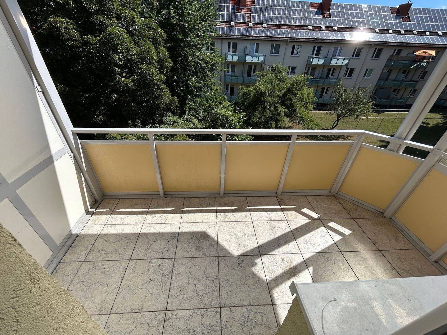 Nicht lang überlegen! Geräumige 2-Zimmer-Wohnung mit Balkon! – Magdeburg – Vorschaubild 3