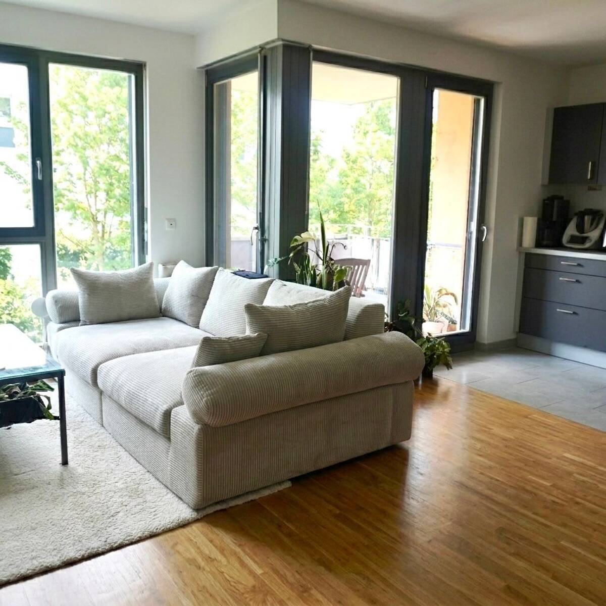 Von Privat - Vermietete 2,5-Zimmer-Wohnung mit Südwestbalkon, Grünblick & TG-Stellplatz in München-Riem – 81829 München – Bild 1 von 9
