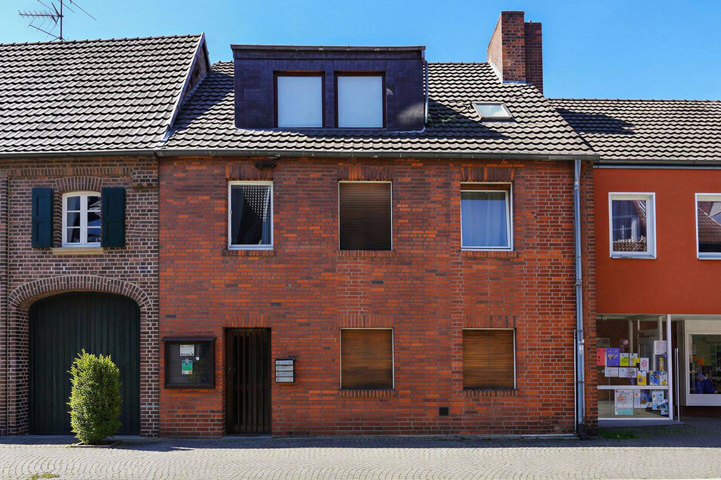 Investieren am Angerbach: Attraktives 3-Familienhaus mit Ausbaureserve und großem Garten – Düsseldorf – Vorschaubild 2