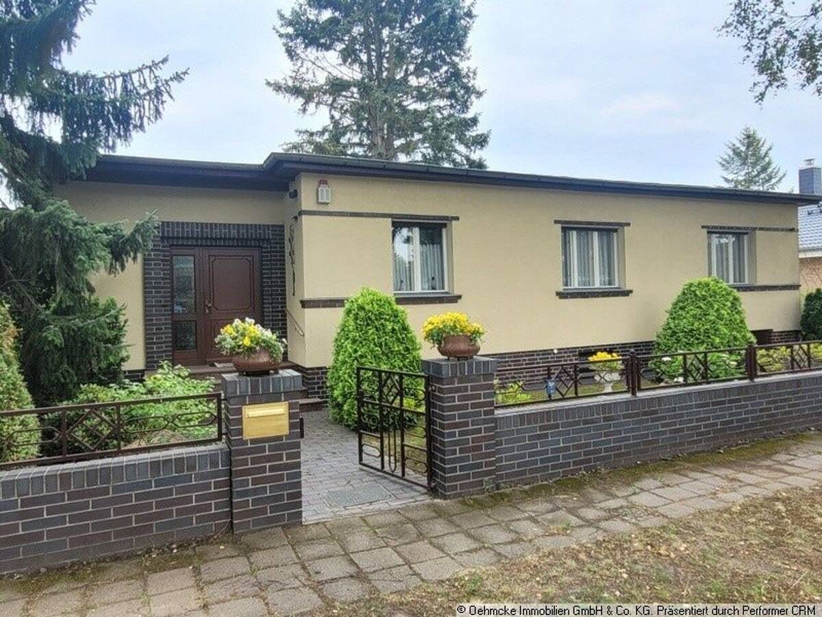 Mahlsdorf-Nord - sehr ansprechendes, massives Einfamilienhaus im Bungalowstil, zusätzlich Gästehaus – 12623 Berlin – Bild 1 von 9