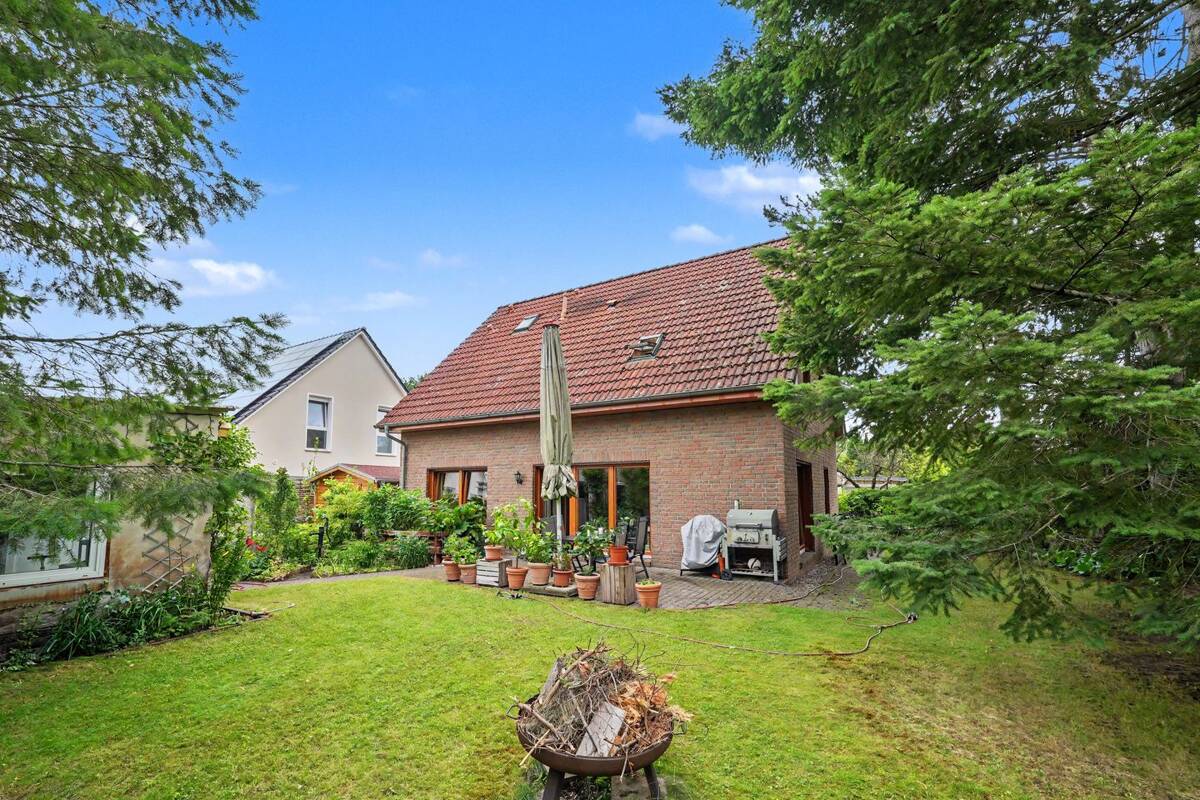 Familiengeeignetes Einfamilienhaus mit 5 Zimmern und wunderschönem Garten im Südosten Berlins – 12557 Berlin – Bild 1 von 9