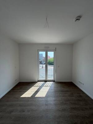 Lichtdurchflutete 2-Raum-Wohnung mit Einbauküche und Balkon – 1067 Dresden – Vorschaubild 4