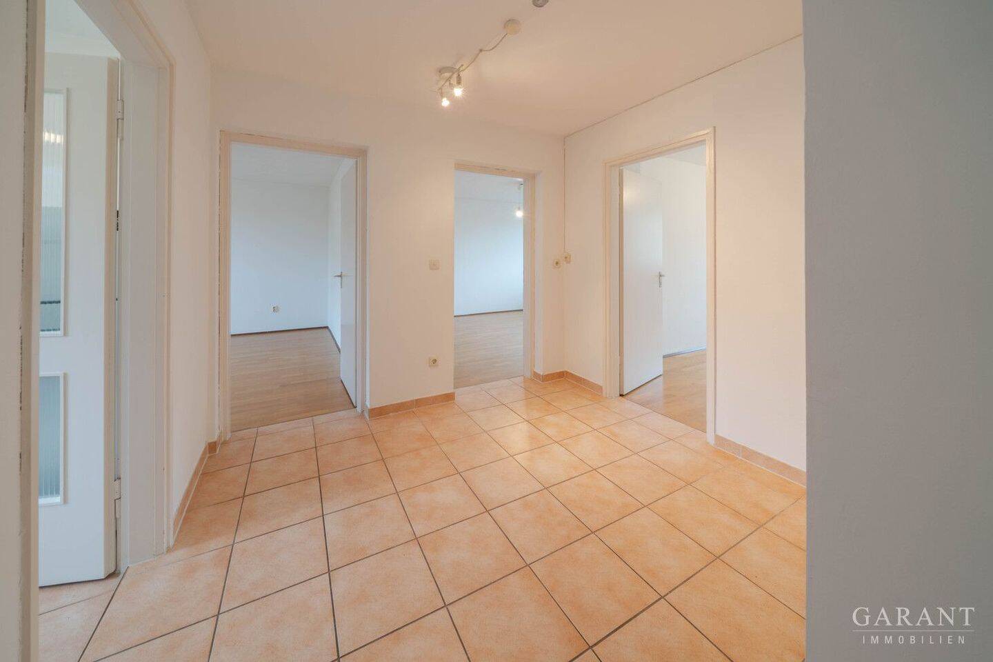 Attraktive 3 Zimmer-Wohnung mit Loggia, Aufzug & Stellplatz im Münchner Norden – München – Vorschaubild 8