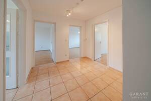 Attraktive 3 Zimmer-Wohnung mit Loggia, Aufzug & Stellplatz im Münchner Norden – 80935 München – Vorschaubild 8