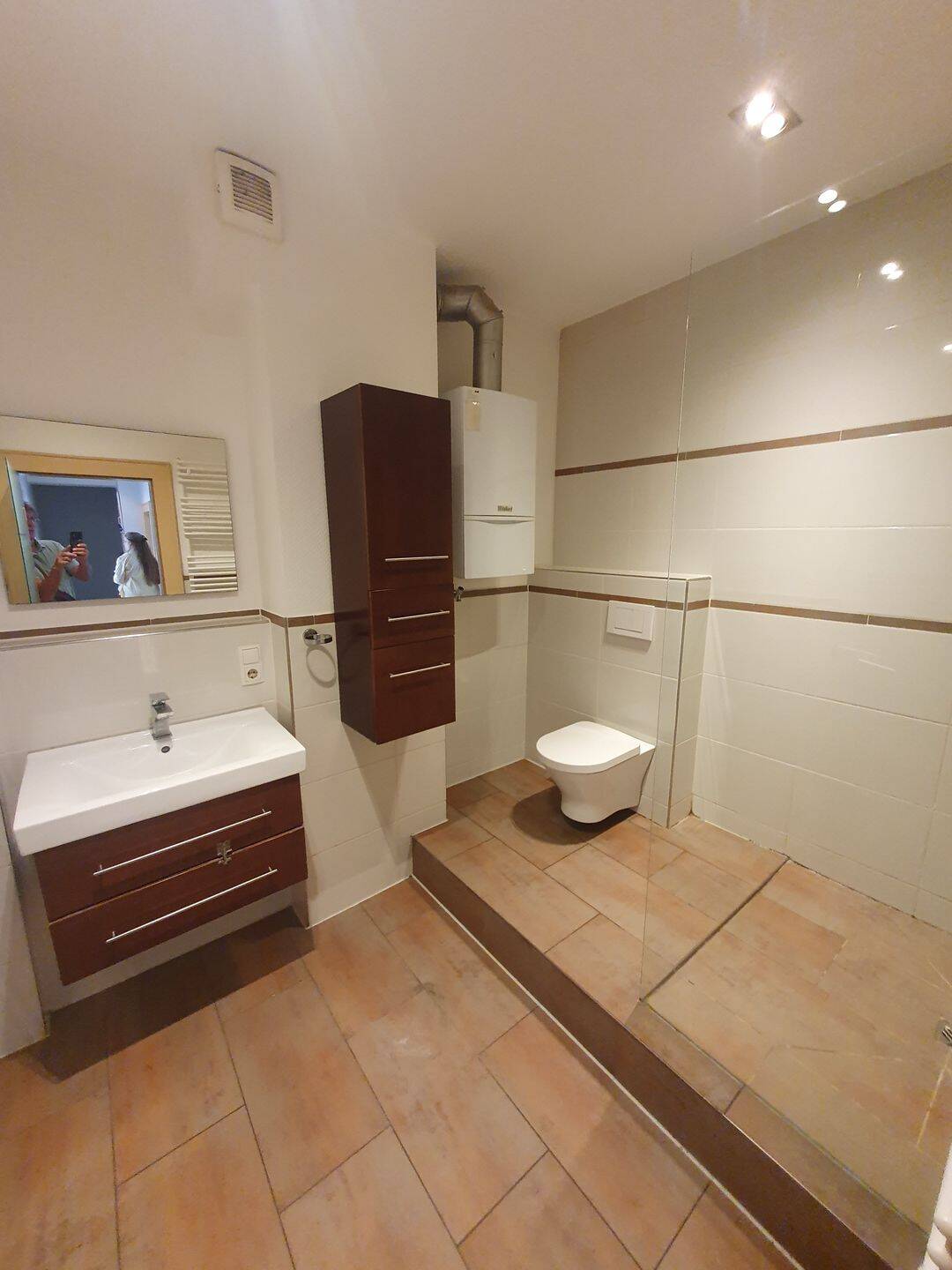 Variabel möblierte Wohnung mit neuem Mobiliar und allen Geräten – Nürnberg – Vorschaubild 2