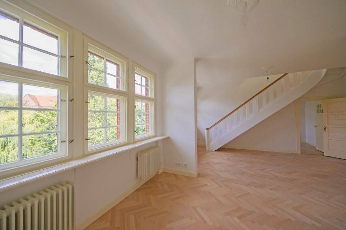 Am Kreuzpfuhlteich in Weißensee: 4 Zi-DG-Maisonette mit Aufzug EBK u 2 Balkonen (WE09) – 13086 Berlin – Bild 1 von 9