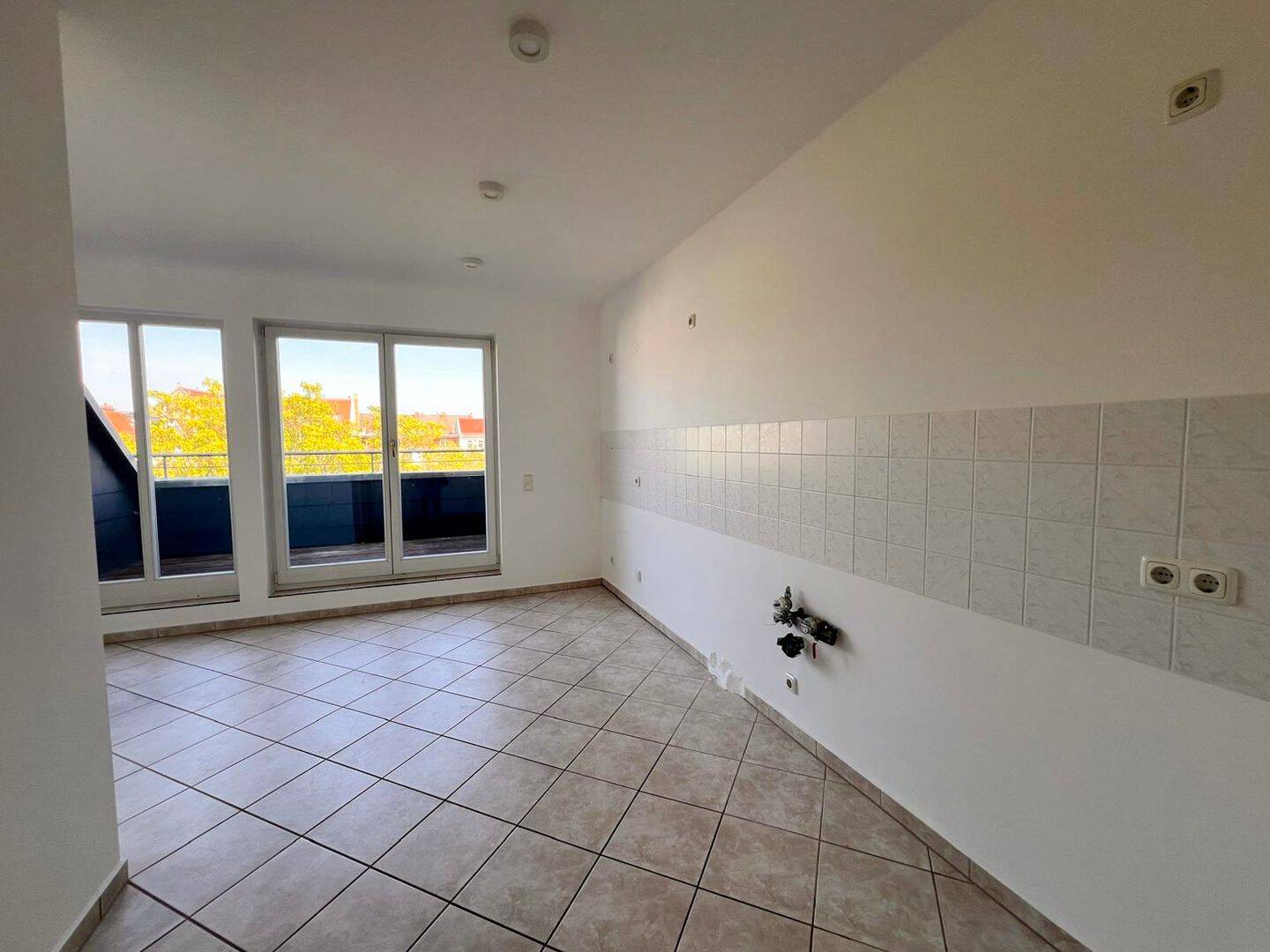 Bezugsfreie 2-Zimmer-Dachgeschosswohnung mit Terrasse und klassischen Stuckdetails – Leipzig – Vorschaubild 4