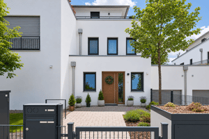 Modernes Haus-im-Haus-Konzept mit großzügigem Privatgarten