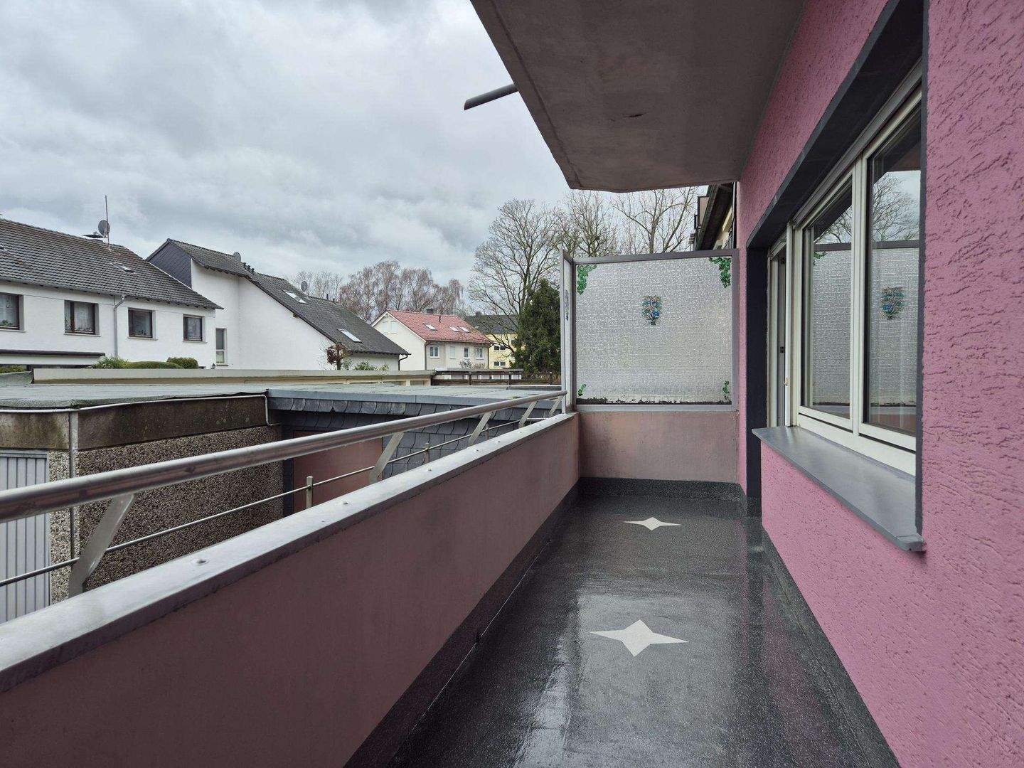 Komplett renovierte Wohnung mit neuem Badezimmer und großem Balkon – Bochum – Vorschaubild 3