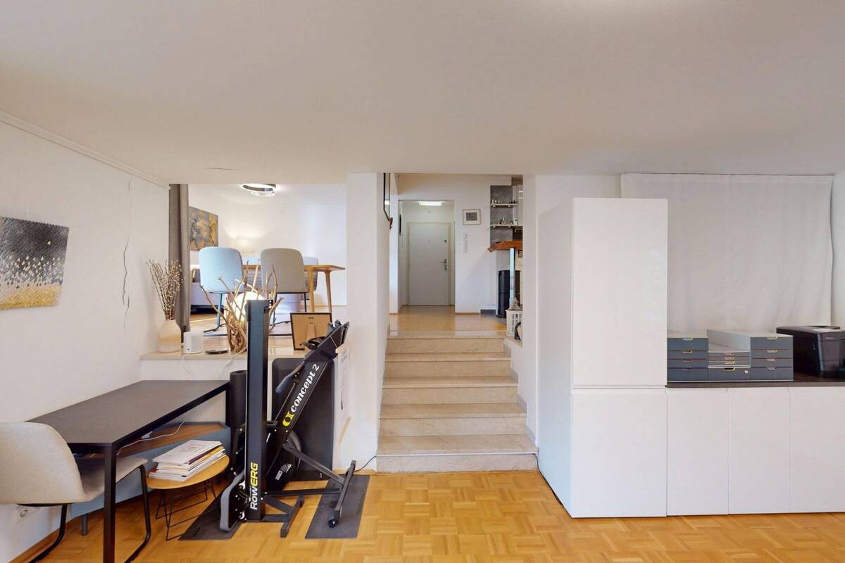 Zentral & ruhig in Schwabing: Schöne Wohnung mit 2 Balkonen, Aufzug und Nähe zum Englischen Garten – 80802 München – Bild 1 von 9