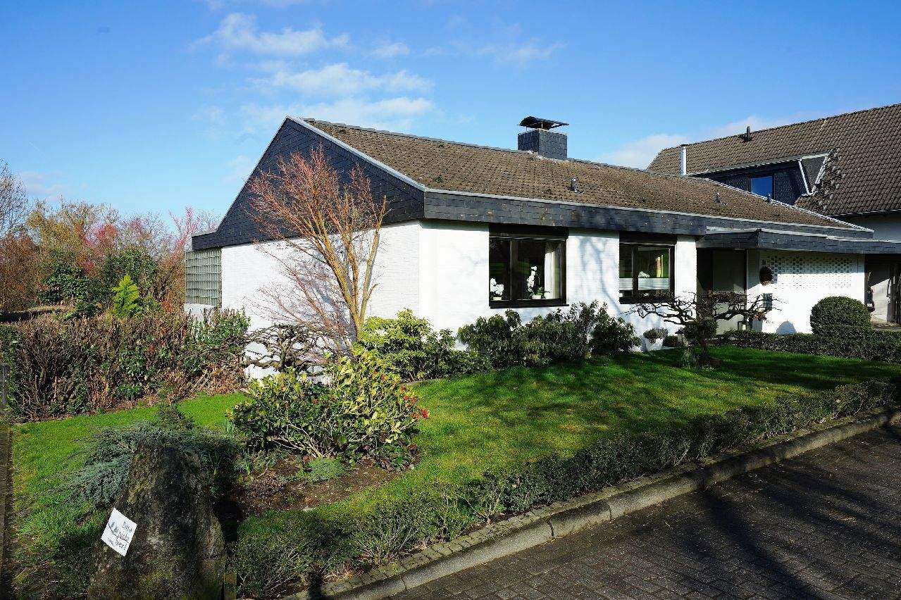 Freistehender Satteldachbungalow in naturnaher Dorflage in Leverkusen-Steinbüchel – Leverkusen – Vorschaubild 2
