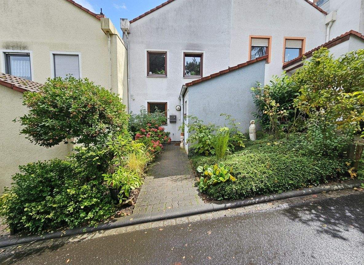 Gepflegtes Reihenhaus mit zwei Stellplätzen in ruhiger Lage zu verkaufen – Würzburg – Bild 1 von 9