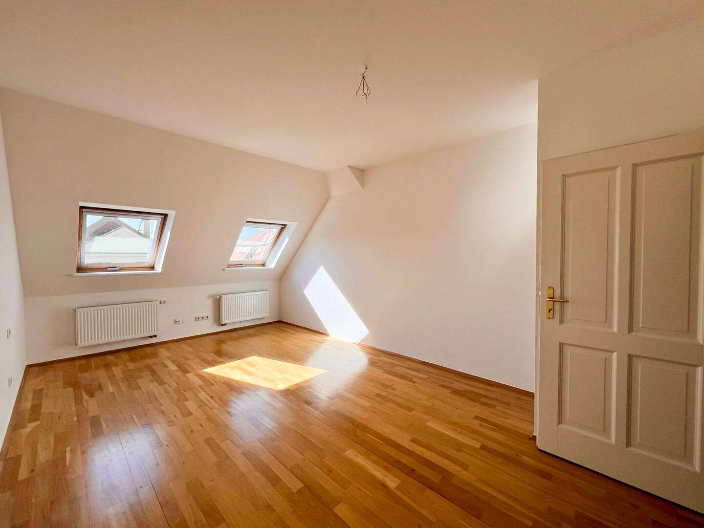 Bezugsfreie 2-Zimmer-Dachgeschosswohnung mit Terrasse und klassischen Stuckdetails – Leipzig – Vorschaubild 7