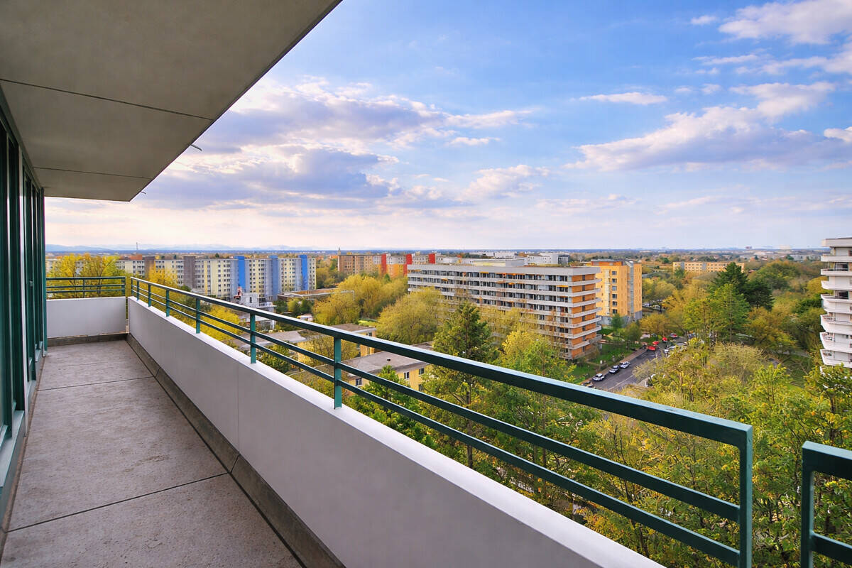 3-Zimmer Panorama-Eckwohnung im 10. OG mit Alpenblick, Südbalkon & Tiefgarage am Ostpark – München – Vorschaubild 2