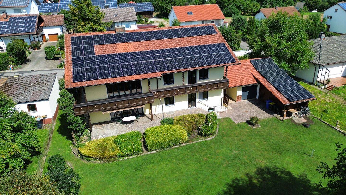Attraktives Renditehaus zum Wohnen & Vermieten: neue PV-Anlage mit 25,84 MW & Top-Lage nahe BMW-Werk – Dingolfing – Bild 1 von 9