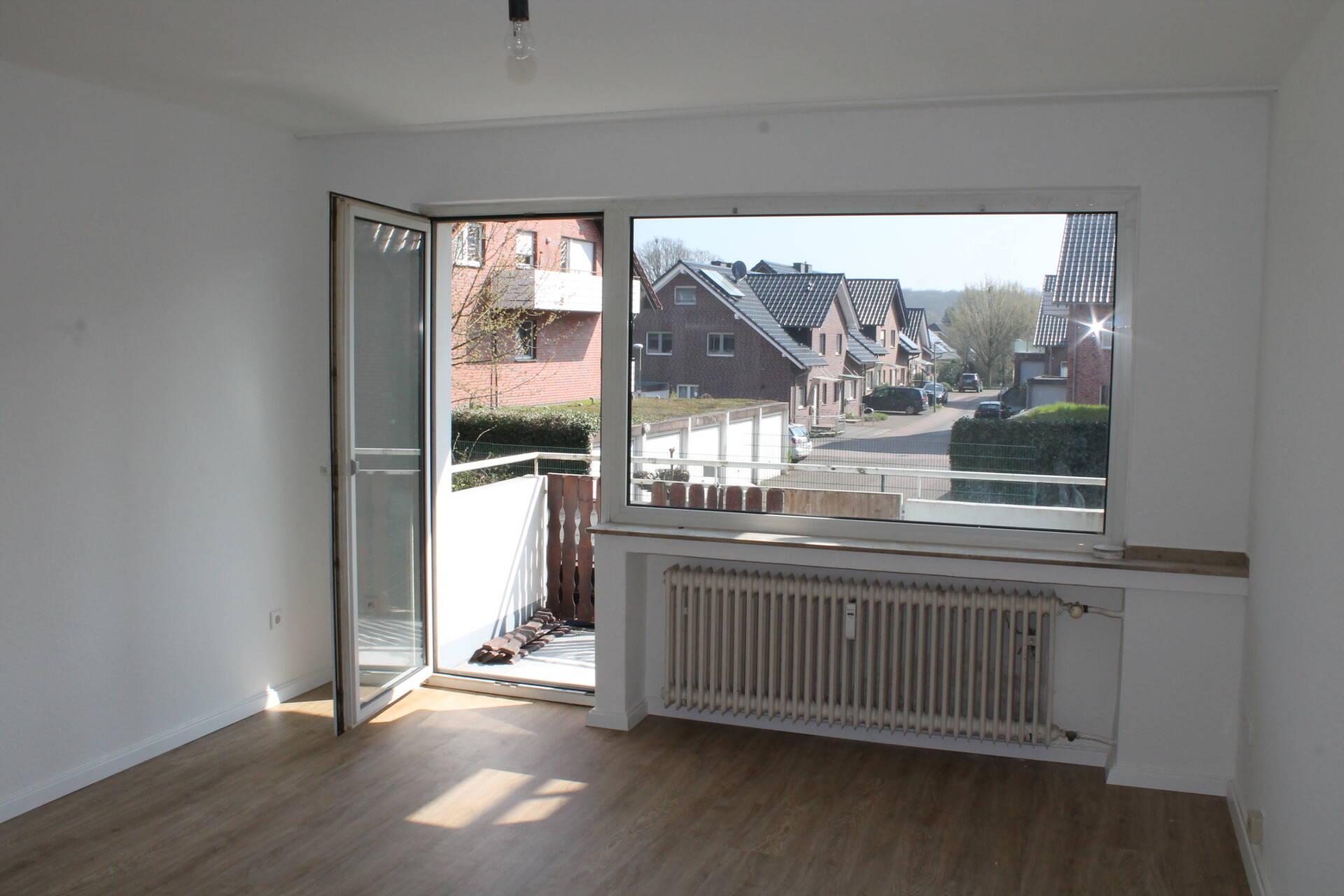 Hell - Renoviert - 3 Räume - Küche - Diele mit Einbauschrank- Wannenbad - Balkon