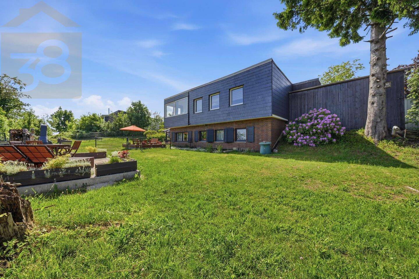 Modernisiertes Zweifamilienhaus mit großem Garten, Sauna und Garagen! Meine Immobilie=Mein Partner! – Braunlage – Bild 1 von 9