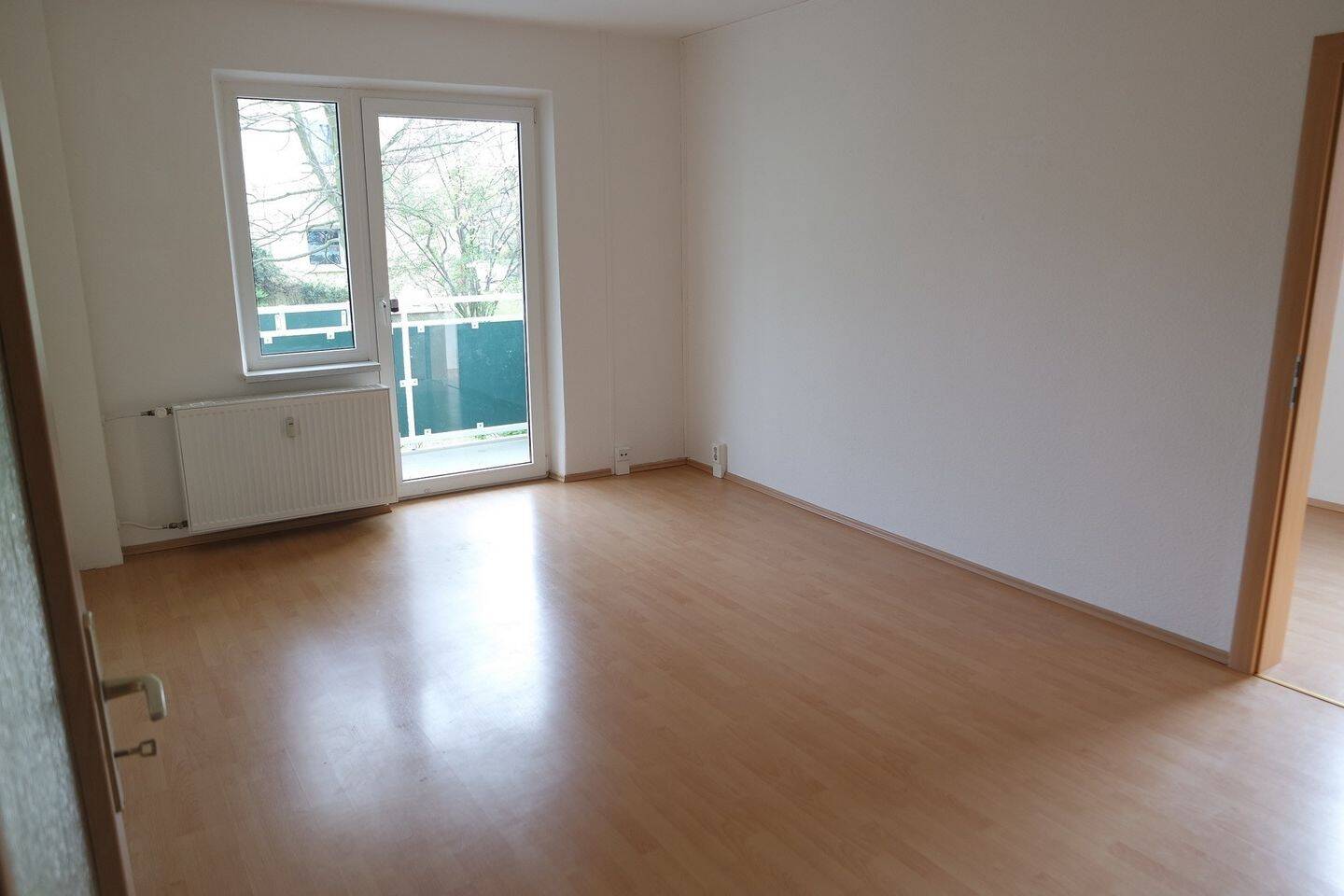 Leipzig-Sellerhausen - kleine 4-Zimmer-Wohnung mit Balkon und Wannenbad in ruhiger, grüner Umgebung – Leipzig – Vorschaubild 3
