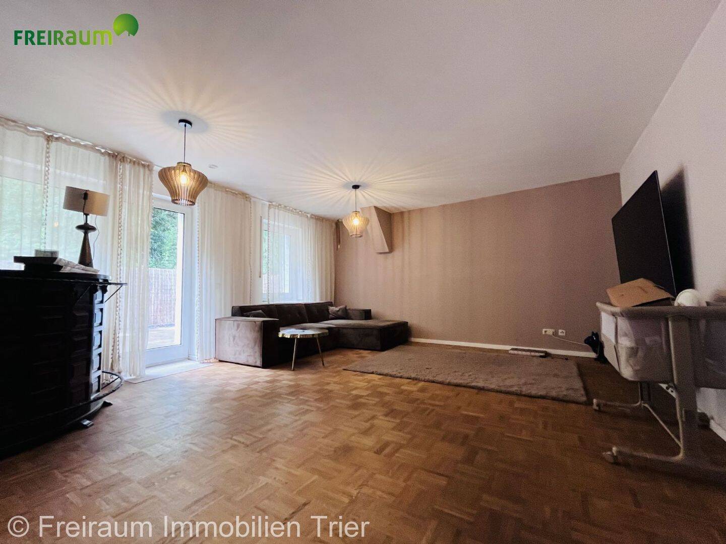 TR.-Ehrang: 2024 umfassend sanierte ETW mit 110m², 3ZKB, G-WC und großer Terrasse mit Blick ins Grüne. – Trier – Vorschaubild 2