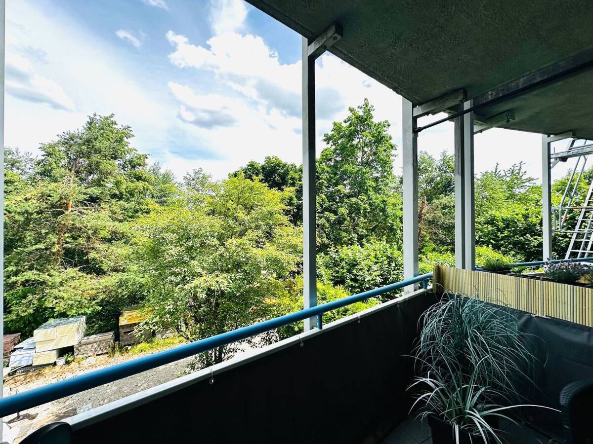 Balkonblick ins Grüne: 2-Zimmer-Wohnung in Erlangen – 91056 Erlangen – Bild 1 von 9