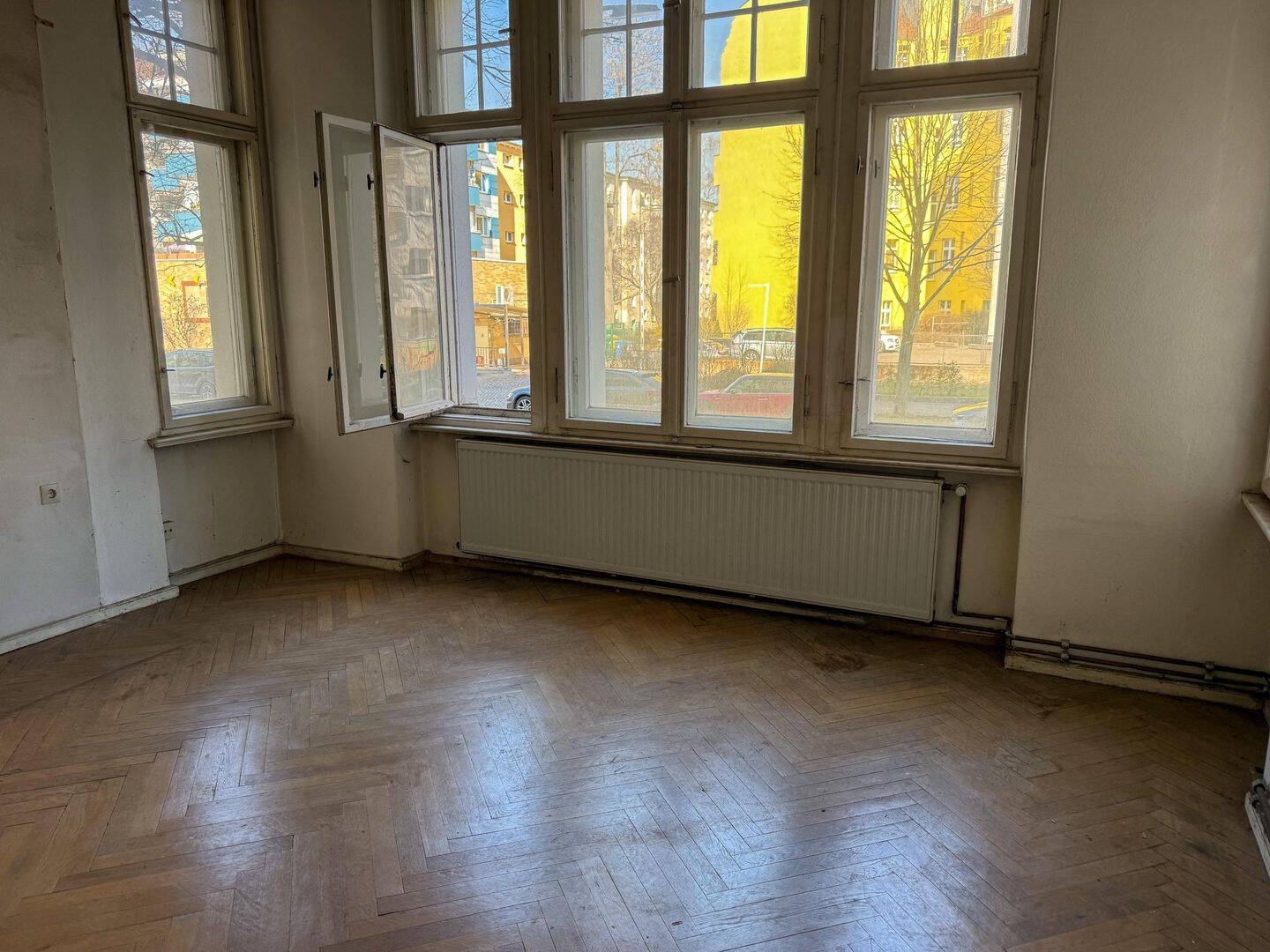 1-Zimmer-Altbauwohnung mit großem Wohnbereich und individuellem Ausbaupotenzial im Bayrischen Viertel – Berlin – Vorschaubild 3
