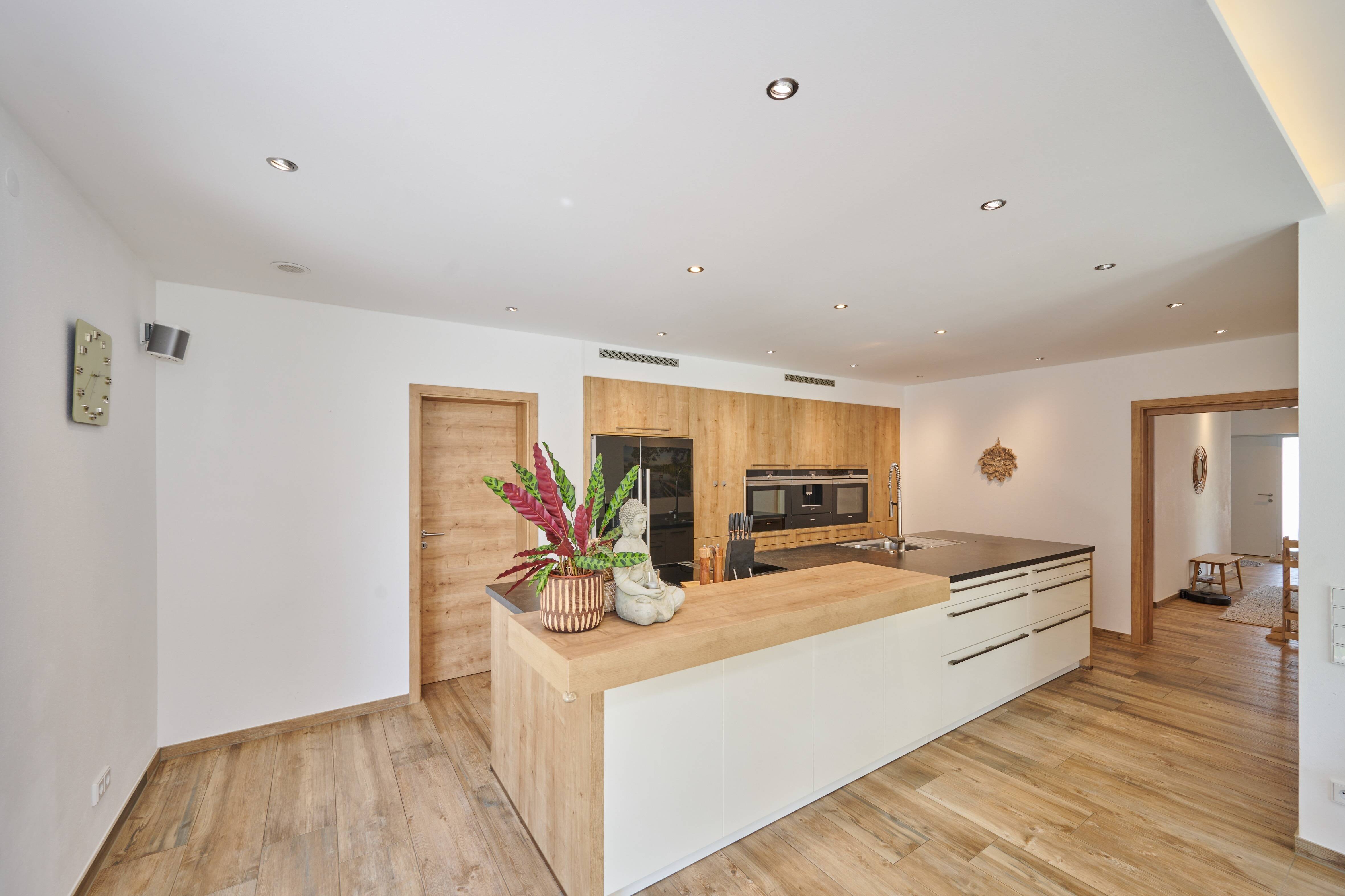 Perfekte Synergie aus Wohnen und Arbeiten: Moderne Immobilie mit Wohnhaus, Büro und Gewerbehalle – Niederwinkling – Bild 1 von 9