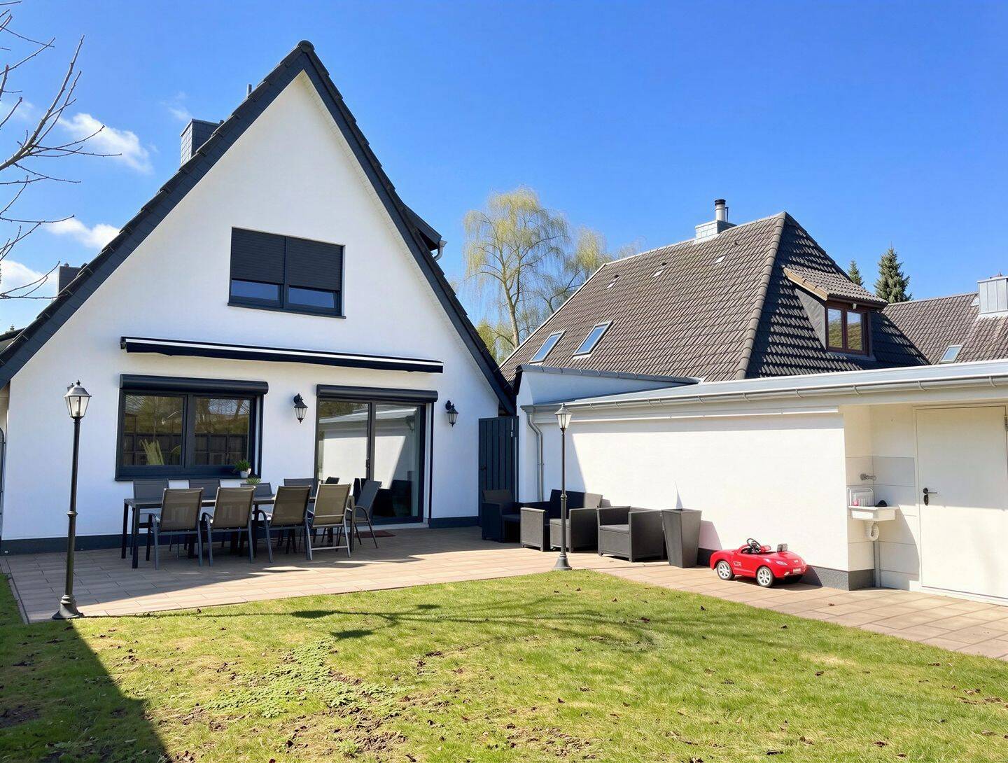 Charmantes Einfamilienhaus mit großem Grundstück und moderner Ausstattung in Hamburg-Eidelstedt – Hamburg – Bild 1 von 9