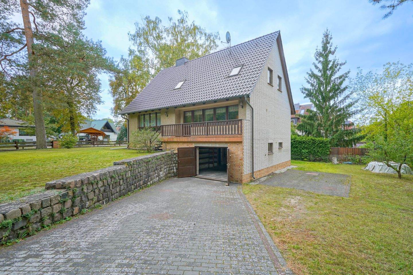 Alter Charme trifft auf moderne Elemente - Einfamilienhaus mit Kamin, Balkon, Garage & Potenzial – Birkenwerder – Bild 1 von 9