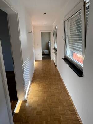 98qm Wohnung mit 2 Balkonen, begehb. Kleiderschrank, Garage, Parkett und EBK 3Zi – 35394 Gießen – Vorschaubild 3